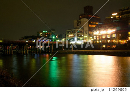 三条大橋と鴨川の夕景 三条大橋と鴨川の夕景 14269896
