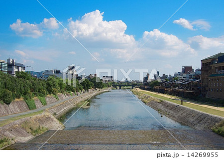 夏の鴨川納涼床と三条大橋 夏の鴨川納涼床と三条大橋 14269955