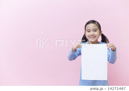 紙を持つ女の子 14271467