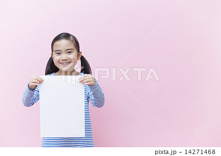 紙を持つ女の子の写真素材