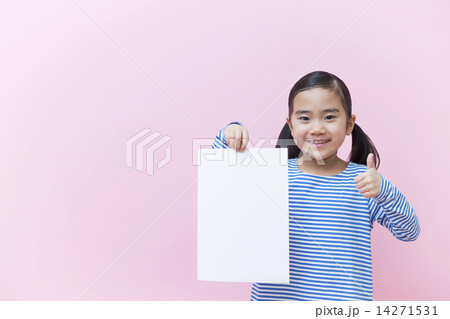 紙を持つ女の子 14271531