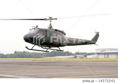 災害派遣やＰＫＯでも活躍する陸上自衛隊のＵＨ－１Ｈ多用途ヘリコプターの飛行 14273242