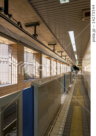 地下鉄のプラットホーム 14273544