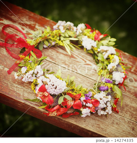 Flower wreath decoration on wood Flower wreath decoration on wood 14274335