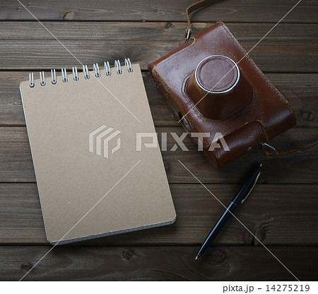 retro camera on wooden table retro camera on wooden table 14275219