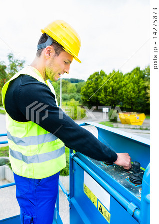 Crane driver driving hydraulic lifting ramp with control desk 14275873