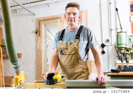 Carpenter using electric saw in carpentry Carpenter using electric saw in carpentry 14275904