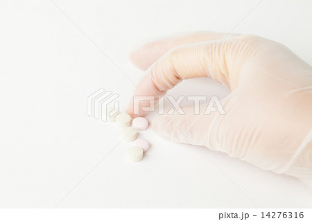 錠剤と手 14276316