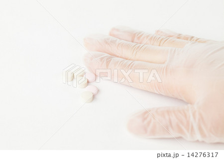 錠剤と手 14276317