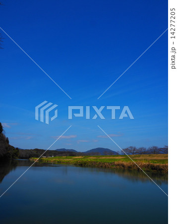 春まじかの河川敷 14277205