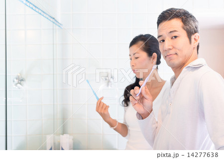 夫婦 ミドル 歯磨き 夫婦 ミドル 歯磨き 14277638