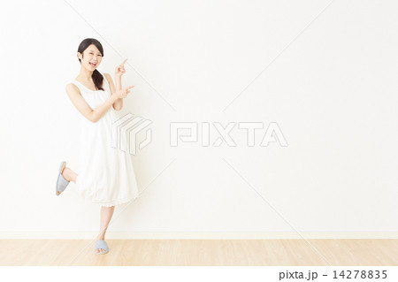 部屋で指差す女性 14278835