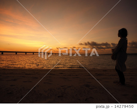 夕焼けに染まる伊良部大橋 14279450