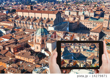 ourist taking photo of maggiore square in Bologna 14279871