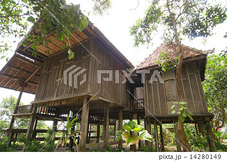 マレーシアの高床式の家　 Malaysian above-ground house-type old house 14280149