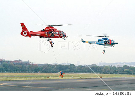 立川防災航空祭で救助訓練飛行をする東京消防庁のドーファン救助ヘリと警視庁のベル412ヘリ 14280285