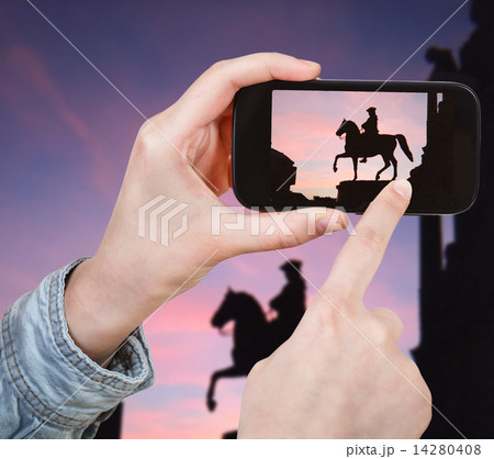 tourist taking photo of Maria Theresia Monument 14280408