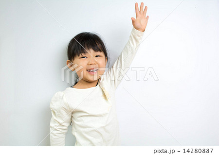 手を挙げる女の子 手を挙げる女の子 14280887