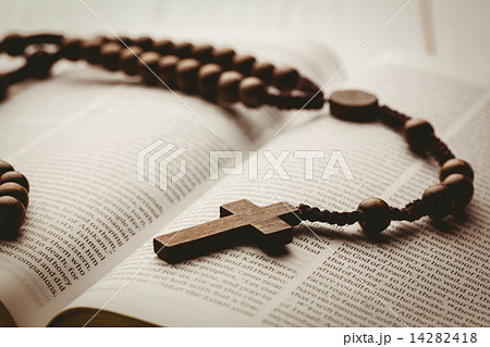 Open bible and wooden rosary beads 14282418