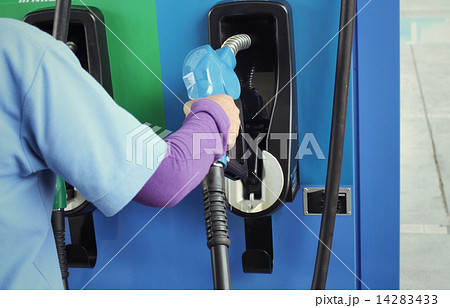 Hand with fuel. 14283433