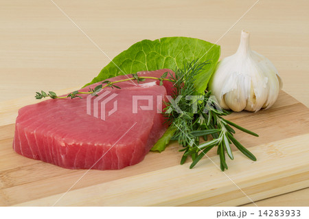 Raw tuna steak Raw tuna steak 14283933