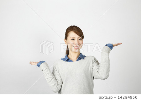 比べる女性 14284950