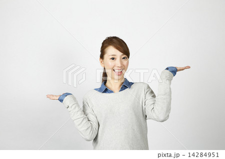 比べる女性 14284951