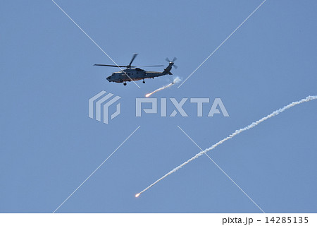 海上自衛隊 哨戒ヘリ SH-60K フレア発射 14285135