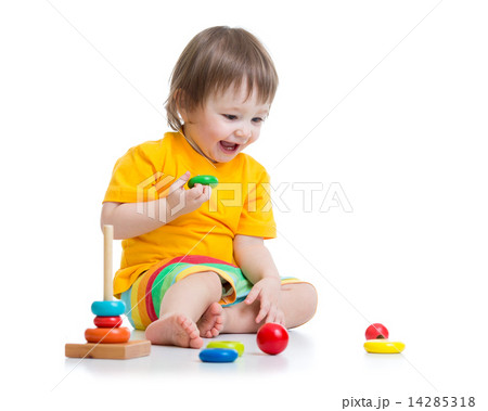 baby playing with pyramid toy 14285318