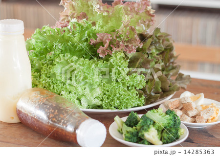 Fresh hydroponic vegetables on wooden table 14285363