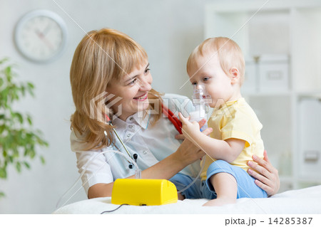 Doctor holding inhaler mask for kid breathing Doctor holding inhaler mask for kid breathing 14285387