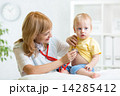 doctor woman examining child boy with stethoscope 14285412