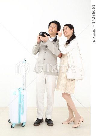 旅行を楽しむミドル夫婦 旅行を楽しむミドル夫婦 14286061