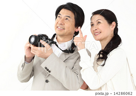 旅行を楽しむミドル夫婦 14286062