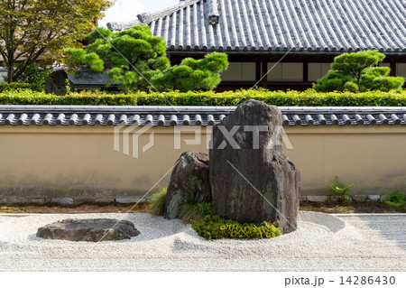 大徳寺 龍源院の庭園 14286430