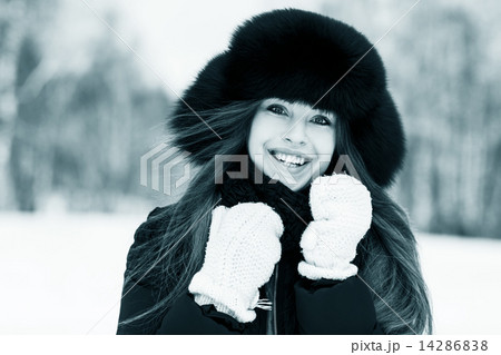 Portrait of beautiful smiling young woman in luxurious fur head 14286838