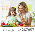 mother and kid preparing healthy food 14287057