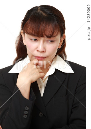 悩むビジネスウーマン 14289009