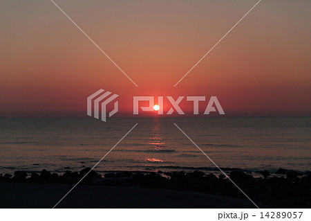 海に沈む夕日 14289057