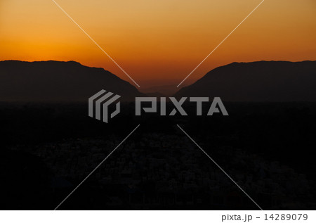 Sunrise in Valley 14289079