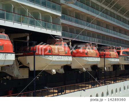 豪華クルーズ客船「セレブリティ・ミレニアム」の安全装備（救命ボート） 14289360