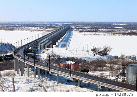 Bridge over the river in winter 14289678