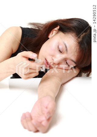 覚醒剤を注射する女性の写真素材