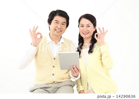 タブレットを見る夫婦 14290636