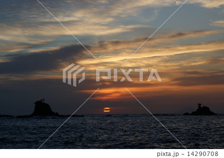 南伊豆　蓑掛岩の日の出 14290708