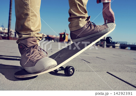 young man skateboarding 14292391