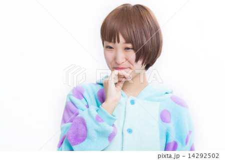 着ぐるみの寝間着を着た可愛い女の子 14292502