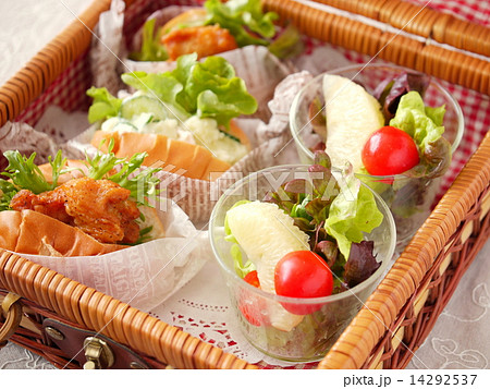 ピクニックのランチボックス（横位置ハイアングル） 14292537