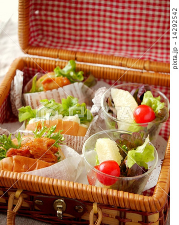 ロールパンサンドとサラダのランチボックス(縦位置) ロールパンサンドとサラダのランチボックス(縦位置) 14292542