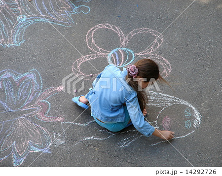 female kids painting picture with chalk 14292726